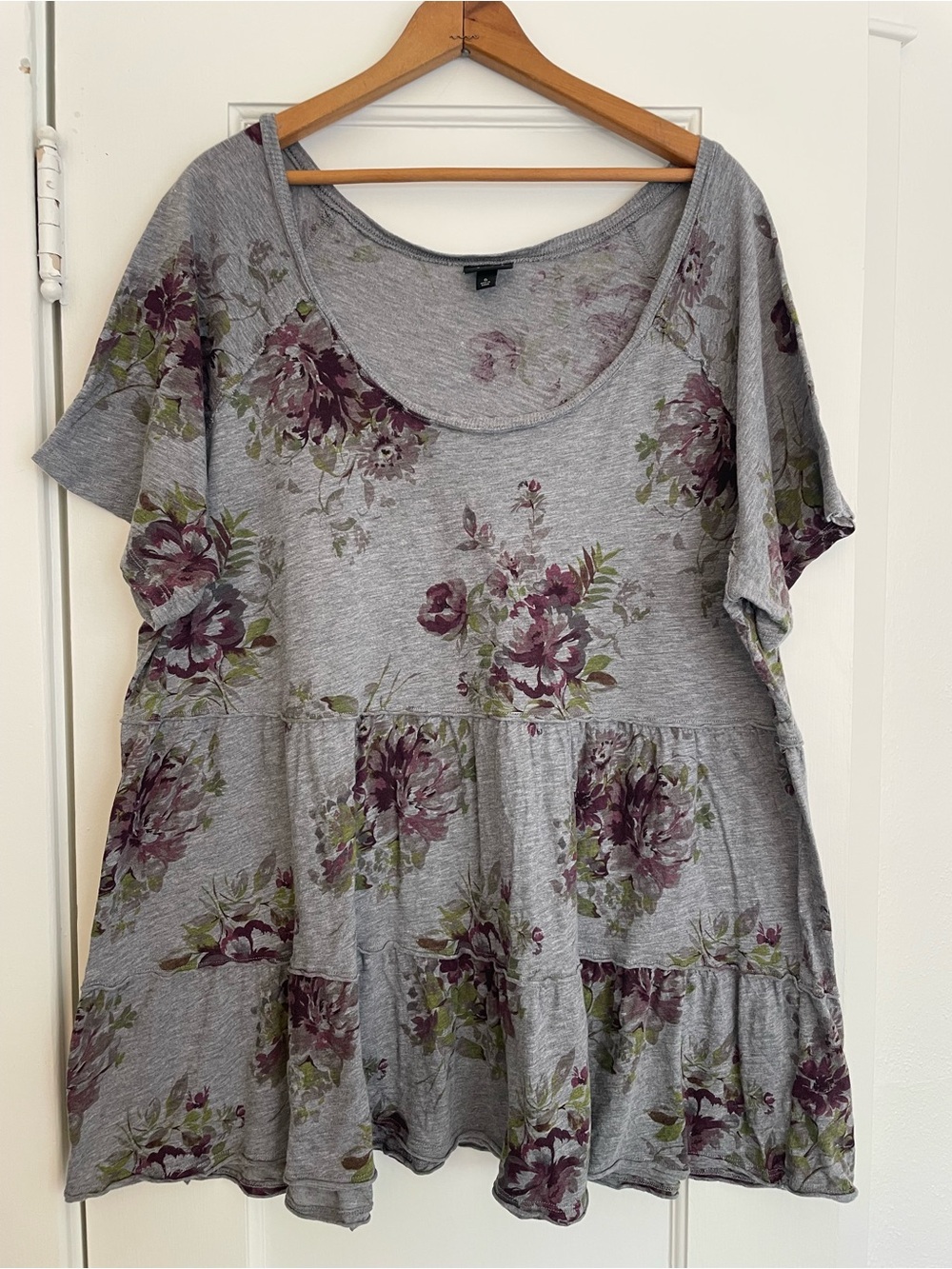 Torrid Heather Gray Scoop Neck Floral Tiered Peplum Tee | 5X
